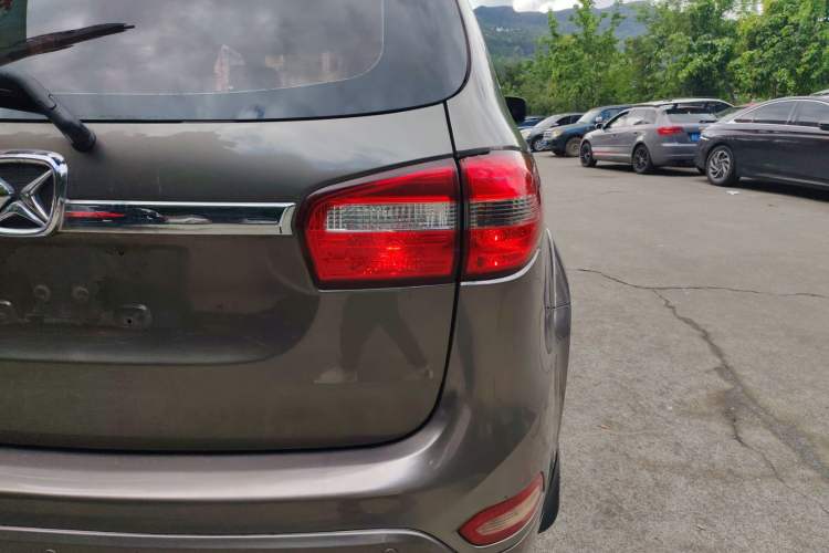 Used JMC Yusheng S350 2013 2.4T Automatic 2WD Diesel Ultra-Luxury 7-Seater Right Rear Taillight