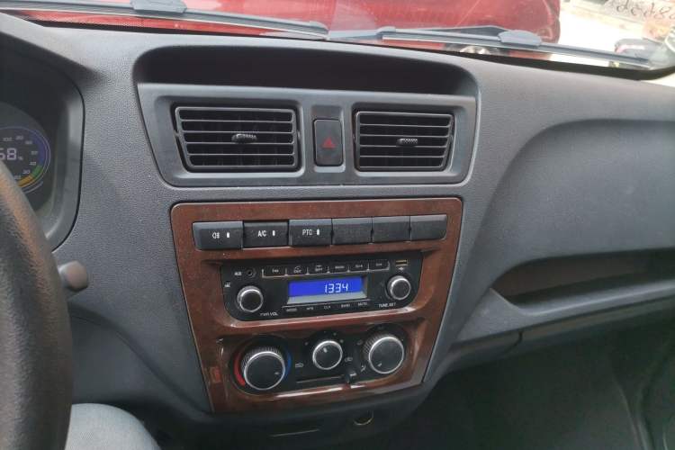 Used Chana Ruixing EM60 2022 All-Electric Van 4498 mm Long Flat Roof with Rear-Hinged Doors 2 Seats 70 kW 41.86 kWh