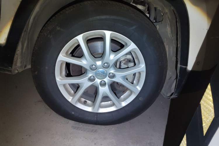 Used Jeep Cherokee 2016 2.4L Professional Smart Version Right Front Wheel Hub