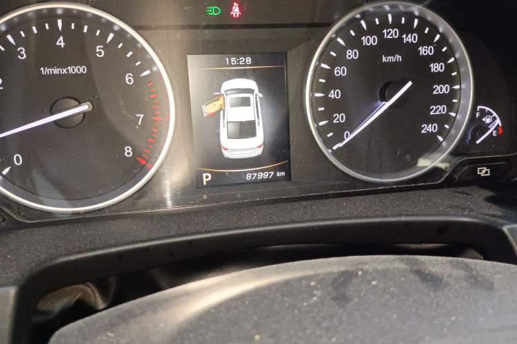 Used Geely Auto Emgrand GT 2015 1.8T Comfort Model Odometer Close Up