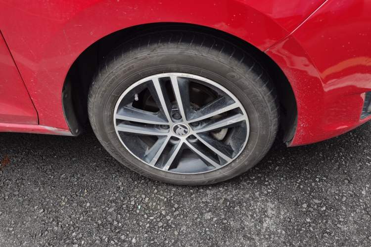 Used Skoda Rapid Spaceback 2014 1.6L Automatic Enjoyment Edition Right Front Wheel Hub