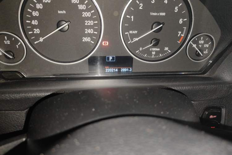 Used BMW 3 Series GT 2013 320i Leading Model Odometer Close Up