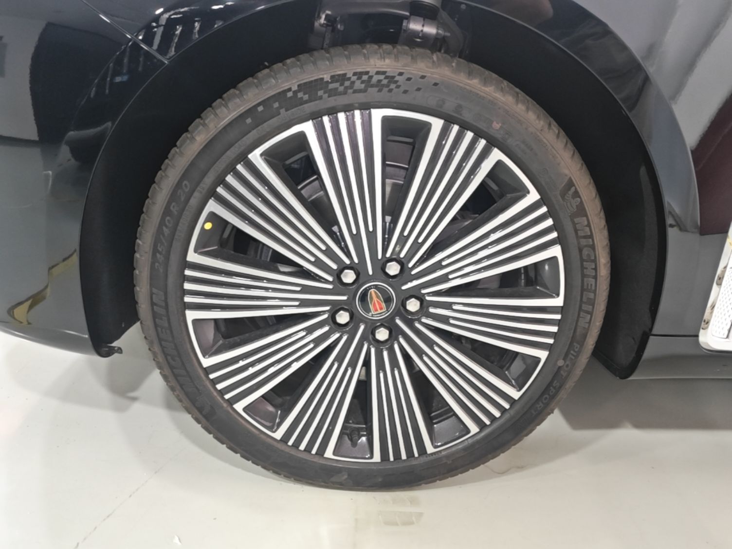 Hongqi H9 2025 Model Facelifted 2.0T Two-Wheel Drive Flag-Style Luxury Business Edition, 5 Seats - Chinese Trim Xiang — снимка 10