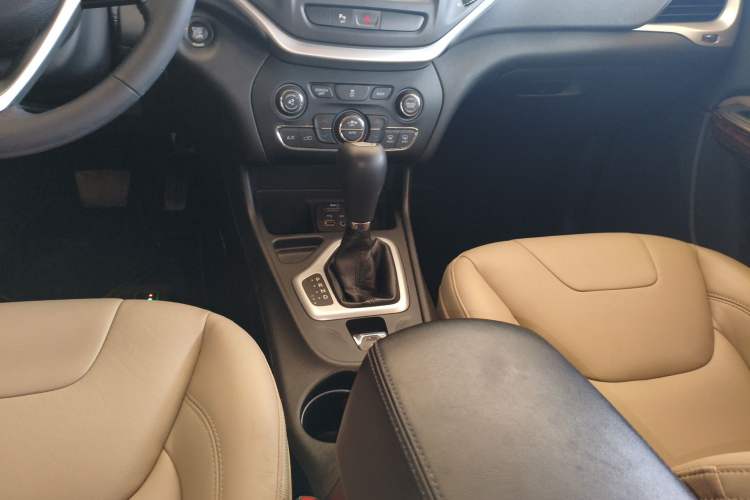 Used Jeep Cherokee 2016 2.0L Superior Edition