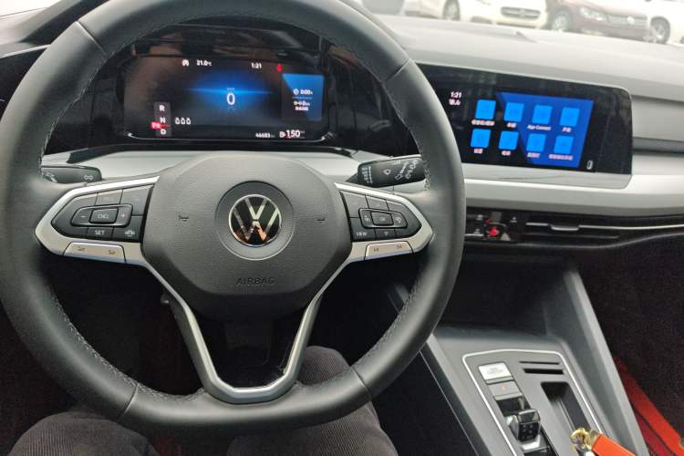 Used Volkswagen Golf 2023 Facelift 280TSI DSG Pro Center Console