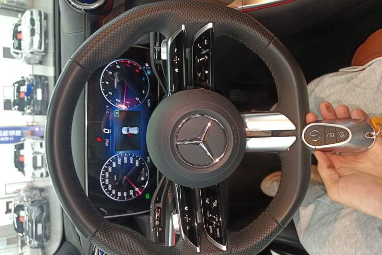 Used Mercedes-Benz GLC 2023 Facelift GLC 260 L 4MATIC Luxury Version 5 Seats
