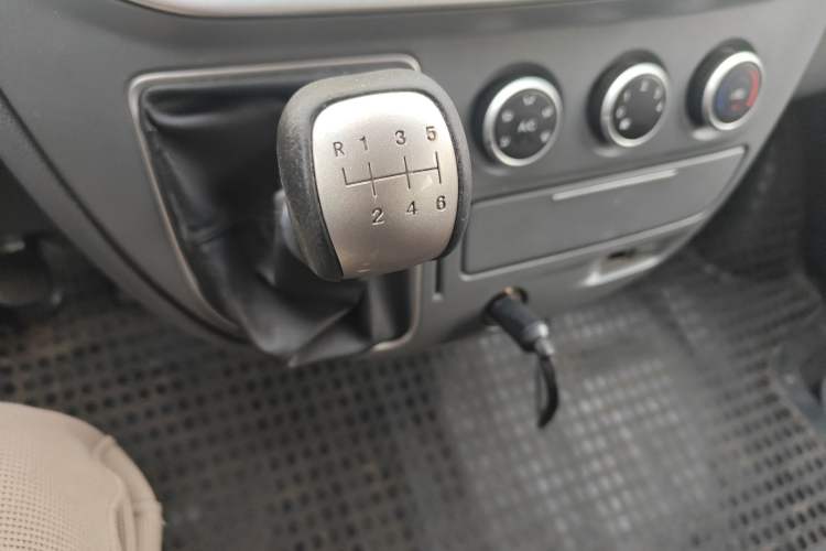 Used SAIC MAXUS Xintu V80 2019 2.5T Classic Edition 6-Speed Manual – Aoyuntong Short Wheelbase Mid-Height Design 5/6 Seats Gear Lever