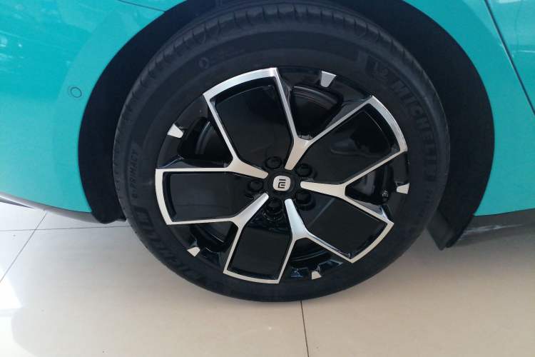 Used Xiaomi Auto SU7 2024 Rear-Drive Long-Range Intelligent Driving Version Right Rear Wheel Hub
