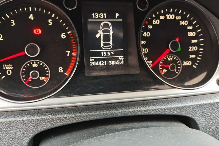 Used Volkswagen Magotan 2015 1.8TSI Advanced Model Odometer Close Up