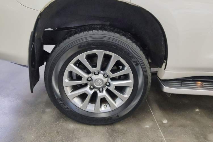 Used Toyota Prado 2018 3.5L Automatic TX-L with Rear-Mounted Spare Tire Right Rear Wheel Hub