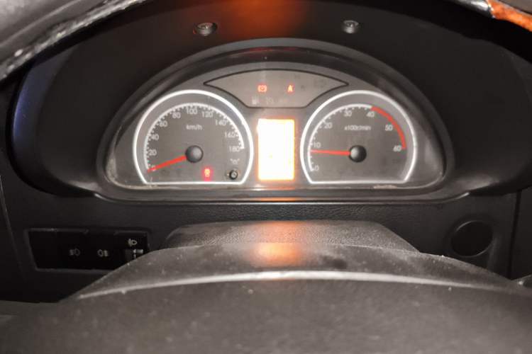 Used Dongfeng Yufeng 2018 2.5T Logistics Vehicle A100 Short Wheelbase Mid-Roof 5-9 Seater China V Standard ZD25 Instrument Cluster