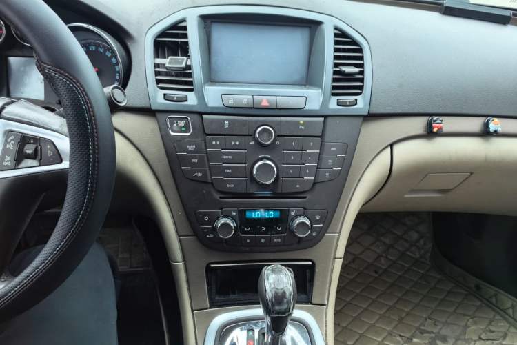 Used Buick Regal 2012 2.0L Luxury Edition Audio And AC Panel