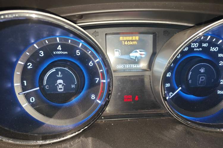 Used Hyundai Sonata 2011 2.0L Automatic Luxury Edition Odometer Close Up