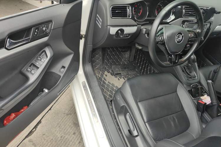 Used Volkswagen Sagitar 2017 230TSI Automatic Comfort Version Driver Seat