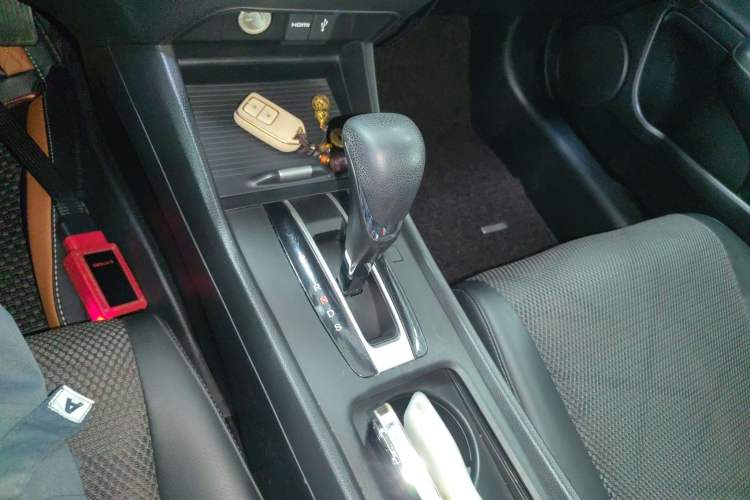 Used Honda Jade 2016 1.8L Automatic Comfort Elite Version 5 Seats Gear Lever