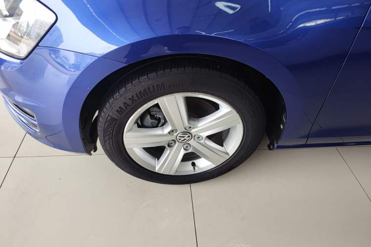 Used Volkswagen Golf 2014 1.4TSI Automatic Comfort Model Left Front Wheel Hub