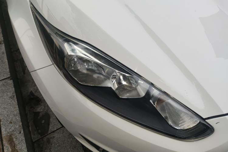 Used Ford Fiesta 2013 Hatchback 1.5L Automatic Fashion Edition Right Front Headlight