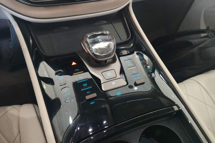 Used Denza D9 2022 DM-i 970 Four-Wheel Drive Prestige Model
