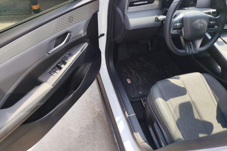 Used BYD Qin PLUS 2025 DM-i Smart Drive 55KM Leading Model Driver Seat