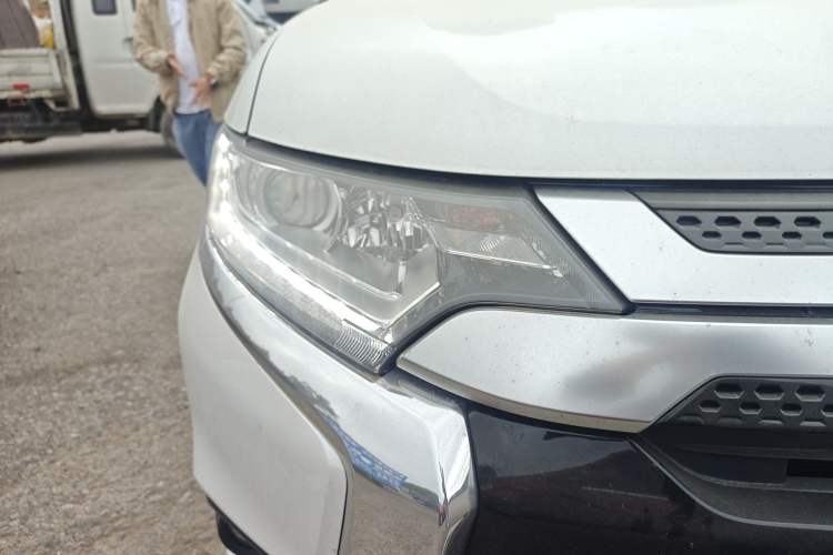 Used Mitsubishi Outlander 2021 2.0L Two-Wheel Drive Comfort Edition 5 Seats Right Front Headlight