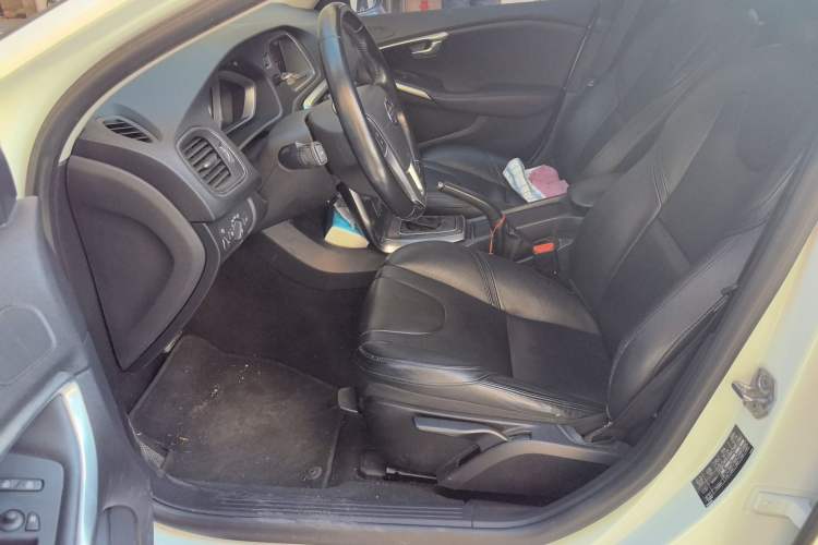 Used Volvo V40 2015 1.6T Zhiyi Edition