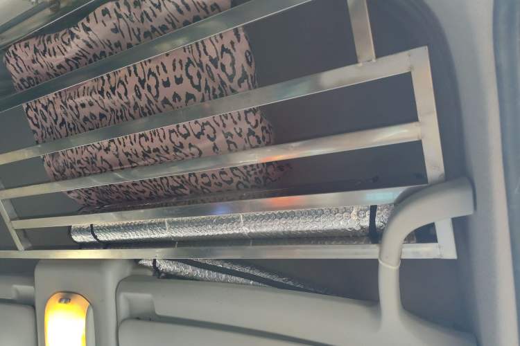 Used Dongfeng Yufeng 2023 V9+ 2.3T Manual Rear-Drive Cargo Van with Dual Rear Tires 3-Seater