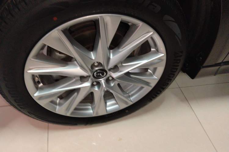Used Mazda CX-8 2019 2.5L Two-Wheel Drive Prestige Version Left Front Wheel Hub