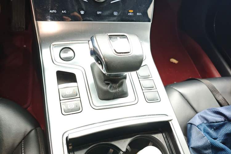 Used Hongqi H5 2022 Classic Model Facelift 1.8T Automatic Smart Connect Flagship Edition Gear Lever