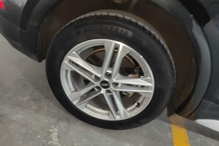 Used Audi Q5L 2022 40T Fashionable and Elegant Model Right Rear Wheel Hub