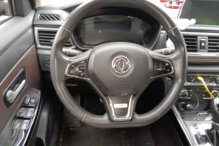 Used Dongfeng Fengon 370 2018 S370 1.5L CVT Luxury 7-Seater Steering Wheel