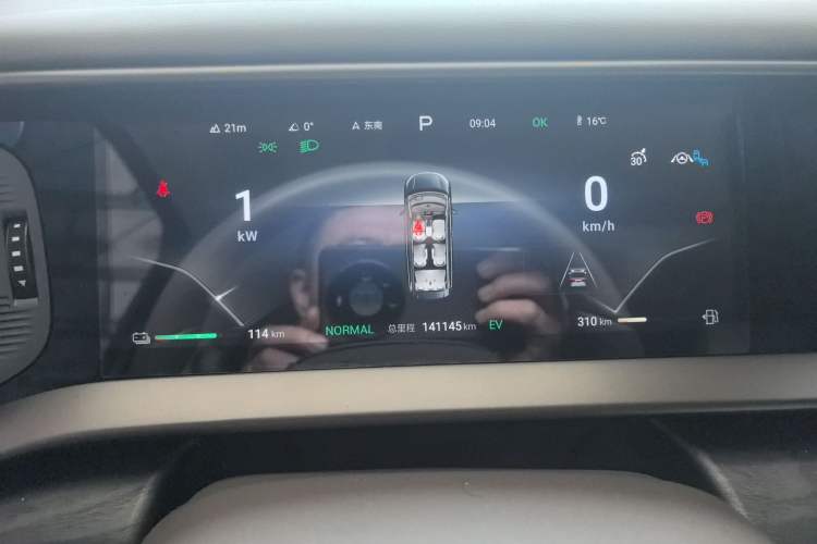 Used Denza D9 2022 DM-i 1040 Prestige Model