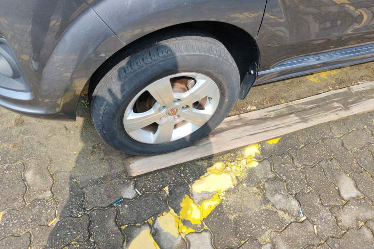 Used Jinbei Gold Hiace 2021 2.0L Passenger Van Travel Lion 7-Seater Left Front Wheel Hub