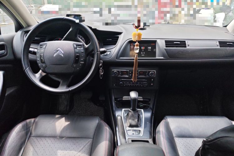 Used Citroen C5 2014 1.6T Automatic Luxury Model Center Console