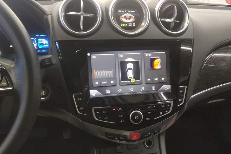 Used BYD S7 2016 2.0T Automatic Prestige Plus Audio And AC Panel