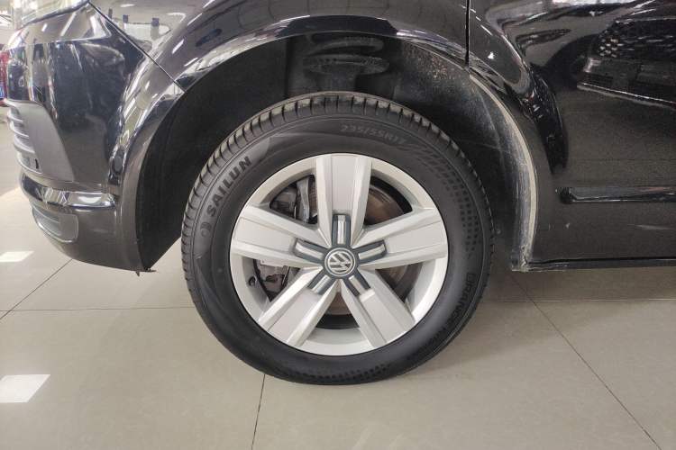 Used Volkswagen Caravelle 2018 2.0 TSI 4x4 Comfort Edition 7 Seats Left Front Wheel Hub