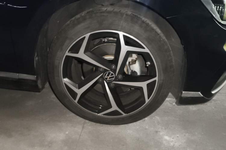 Used Volkswagen Magotan 2023 2 Million Units Commemorative Edition 330TSI DSG Luxury Version Right Front Wheel Hub