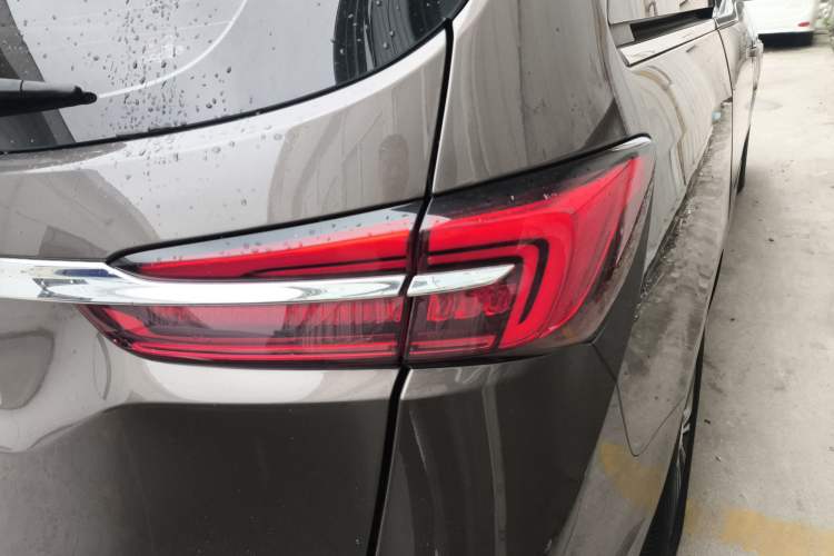 Used Buick GL8 2023 Land Executive Class Comfort Model Exterior 3