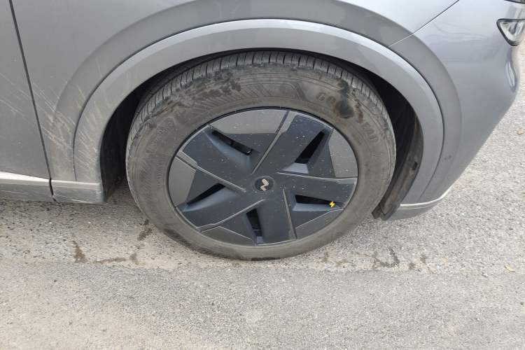 Used ONVO Luxeed L90 2025 Model—Max Six-Seater Version Right Front Wheel Hub