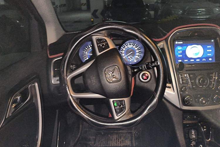 Used JMC Yusheng S350 2013 2.4T Automatic 2WD Diesel Luxury Edition 5 Seats Steering Wheel