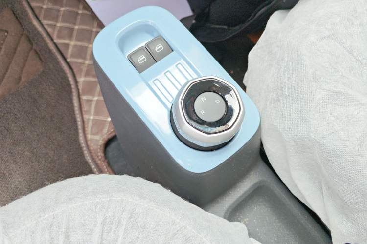 Used Geely Galaxy Panda 2024 Panda Mini 200km Endurance Bear Gear Lever