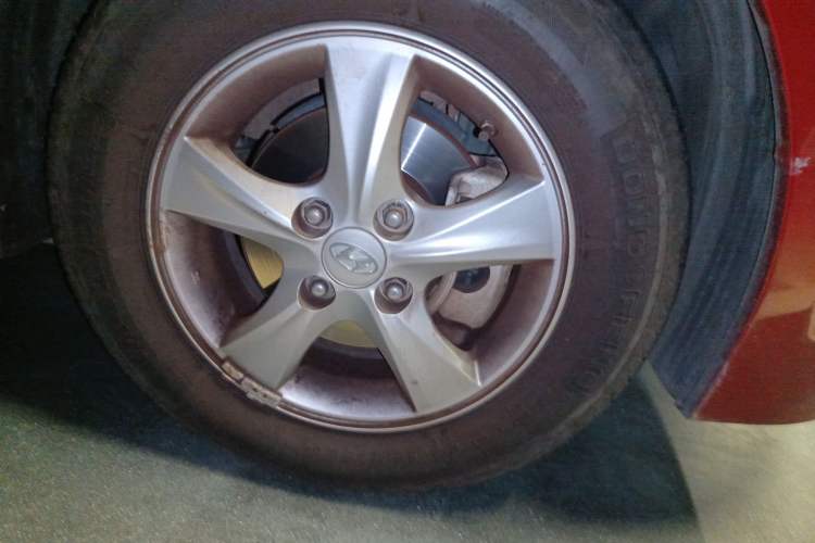 Used Hyundai Verna (older generation) 2014 1.4L Automatic Smart GLS Right Front Wheel Hub