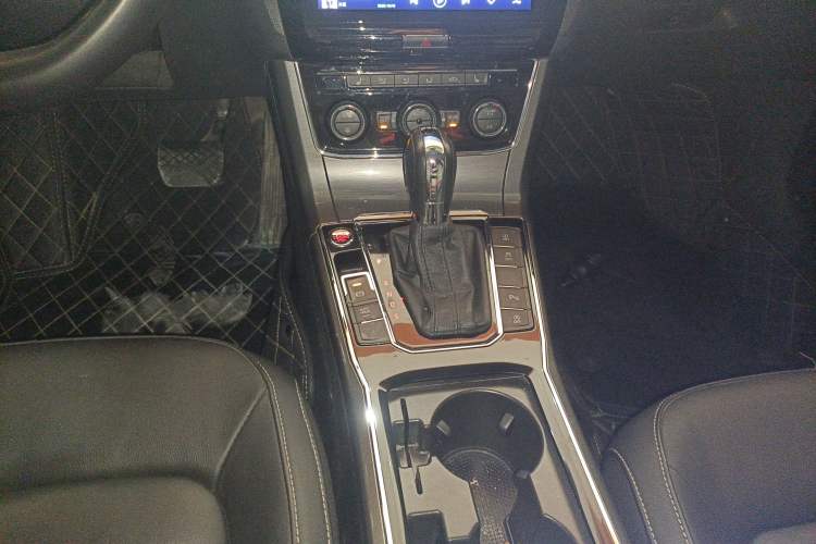 Used Volkswagen Passat 2017 330TSI DSG Luxury Edition Gear Lever