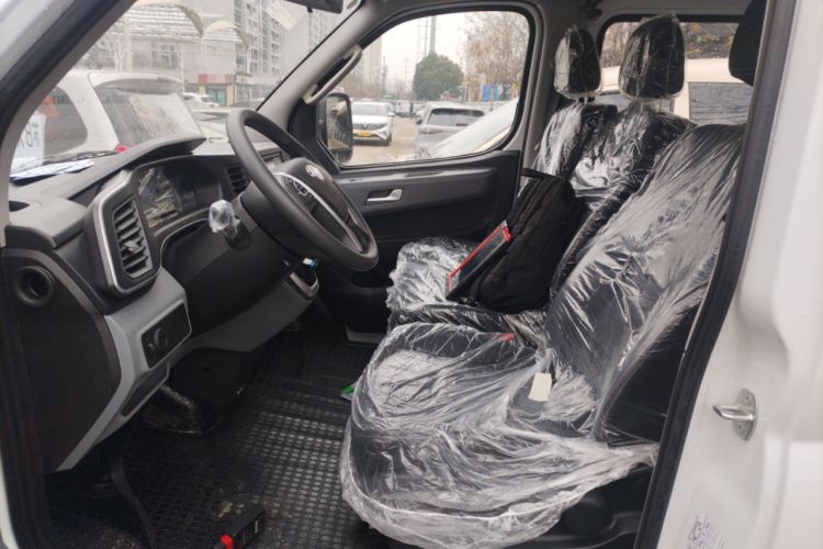 Used SAIC MAXUS Xintu V80 2024 Aotong Value Edition 6AMT Short Wheelbase Mid-Roof Model 127 Ps 5/6 Seats
