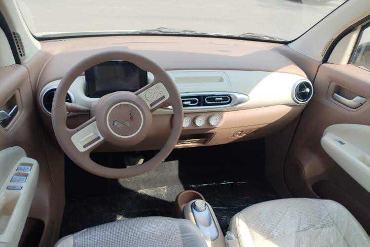 Used Wuling Hongguang MINIEV 2025 Four-Door Version Advanced Edition Center Console