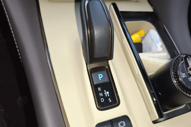 Used Toyota Alphard 2024 Dual-Engine 2.5L Deluxe Edition