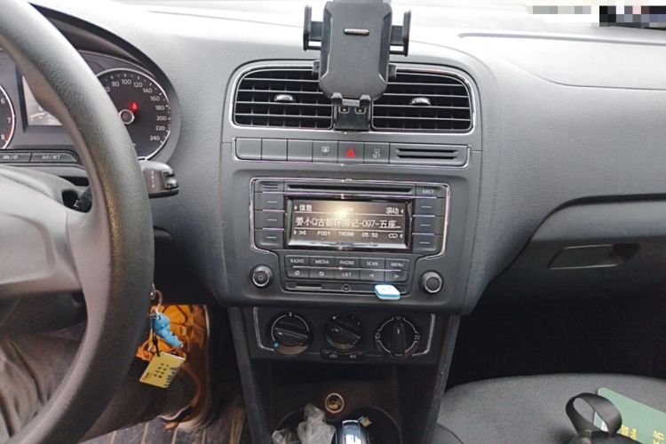 Used Volkswagen Polo 2014 1.4L Automatic Comfort Edition Audio And AC Panel