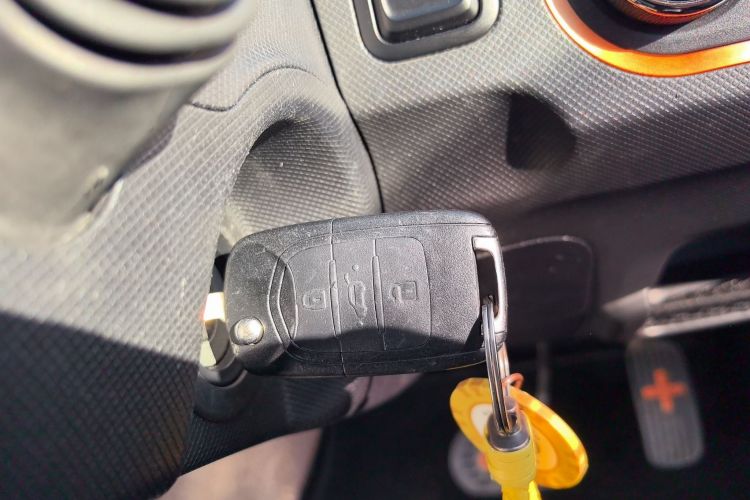 Used Wuling Hongguang MINIEV 2021 Macaron Sandwich Model 120 km Lithium Iron Phosphate Vehicle Key