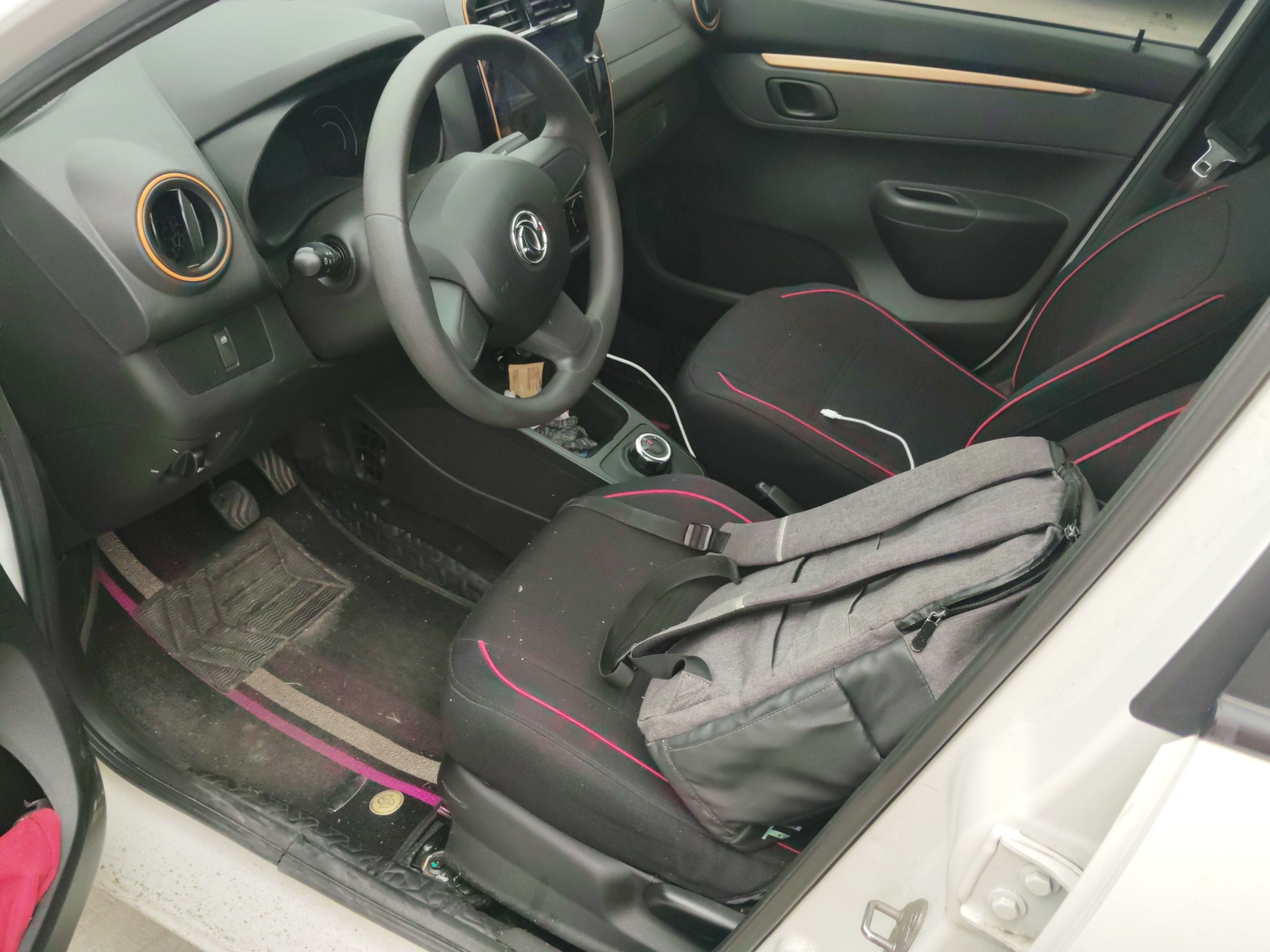 المقاعد الأمامية داخل السيارة