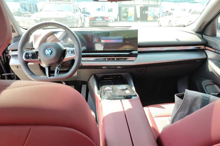 Used BMW i5 2025 eDrive 35L M Sport Package Center Console