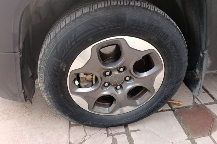 Used Jeep Renegade 2016 1.4T Automatic Kinetic Edition Left Front Wheel Hub